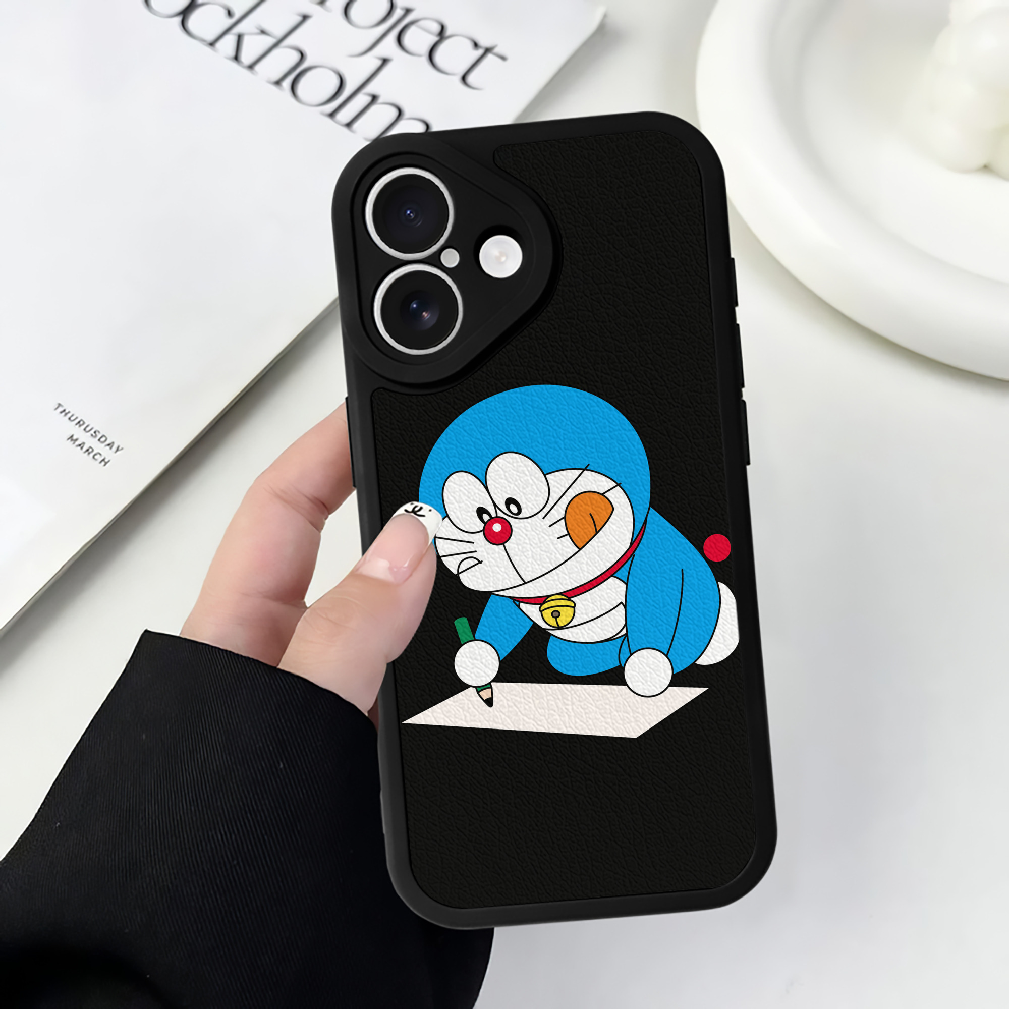 （画像用） ドラえもん Doraemon 【iPhone 16シリーズ対応】シリコンスマホケース（レザー調） 材質：シリコン